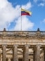 Una bandera colombiana ondea en el Capitolio Nacional, sede del Congreso de la República de Colombia.