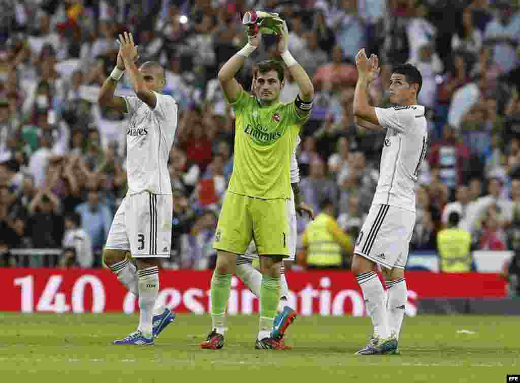 Los jugadores del Real Madrid Képler Laveran Lima, Iker Caillas y James Rodríguez, de izda a dcha, tras imponerse por 3-1 al FC Barcelona al finalizar el partido de la novena jornada de Liga de Primera División en el estadio Santiago Bernabéu.