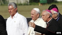 Mons. Aranguren (der.) recibió en 2015 al Papa Francisco (c), acompañado del primer vicepresidente cubano, Miguel Diaz-Canel.