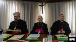 El monseñor Diego Padrón, acompañado del cardenal Jorge Urosa Savino (i) y el obispo Prieto Parolin en la ciudad de Caracas (Venezuela).