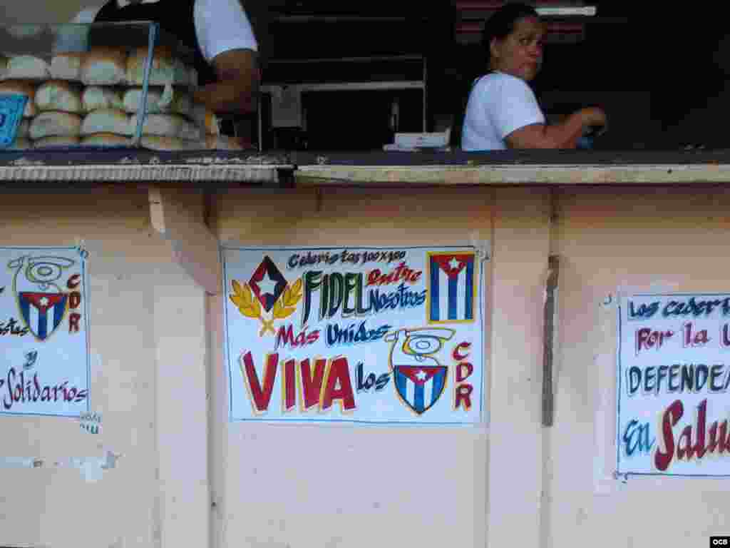 Loas y juramentos de fidelidad a Fidel Castro en las bodegas cubanas.