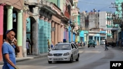 Un auto de policía patrulla las calles de La Habana.