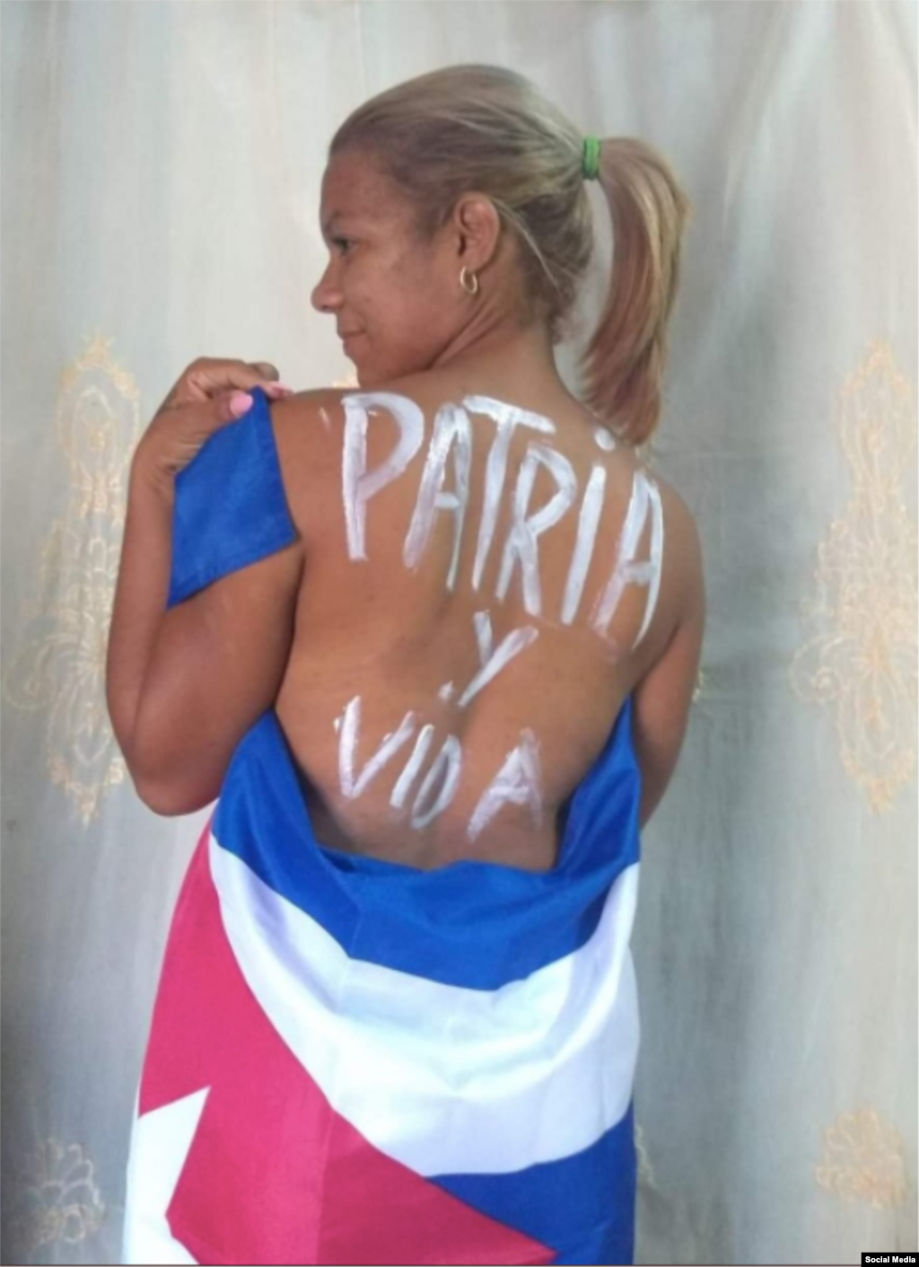 Carteles inspirados en la canción "Patria y Vida" interpretada por Yotuel Romero, el dúo Gente de Zona, Descemer Bueno, Maykel Osorbo y El Funky.