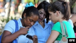 Jóvenes utilizan sus teléfonos celulares. Estados Unidos confirmó hoy que en 2010 lanzó una red social en Cuba, que estuvo en marcha hasta 2012, con el objetivo de aumentar el acceso de los cubanos a la información, pero subrayó que "no ofrecía contenido