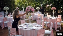 Fotografía del 13 de febrero de 2017, durante los preparativos para una boda, organizada por la compañía privada "Aires de fiesta", en La Habana (Cuba). Organizar un boda "vintage" en la exótica Habana Vieja o ajustar la complicada logística de una cerem