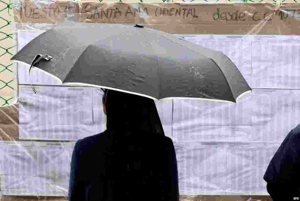 Una monja busca su sitio para votar en el plebiscito sobre el acuerdo de paz hoy, domingo 2 de octubre de 2016, en un centro de votación en la ciudad de Bogotá.