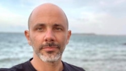 Periodista Henry Constantín detenido en el Vivac Periodista Henry Constantín detenido en el Vivac