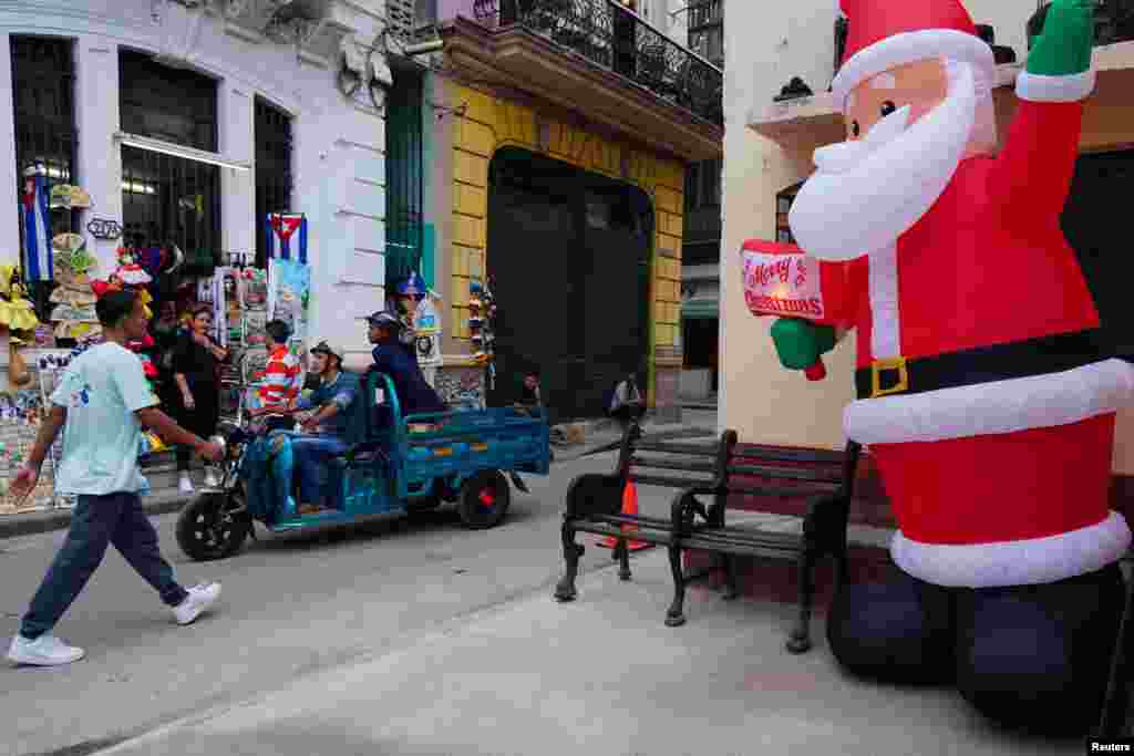 Un Santa Claus inflable a la entrada de un negocio en La Habana. REUTERS/Alexandre Meneghini