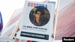 Carteles en apoyo a Luis Manuel Otero Alcántara, en la Cumbre de las Américas en Los Angeles, California, el 7 de junio de 2022. (Reuters/Daniel Becerril).