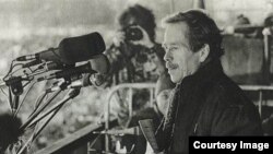 Vaclav Havel durante una de las protestas en 1989. Cortesía Radio Praga.