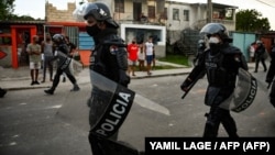 Antimotines recorren La Güinera el 12 de julio de 2021, un día después del levantamiento nacional contra el régimen comunista. (Yamil Lage / AFP).