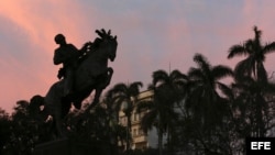 Estatua del prócer cubano José Martí, réplica exacta de una ubicada en el Parque central de Nueva York.