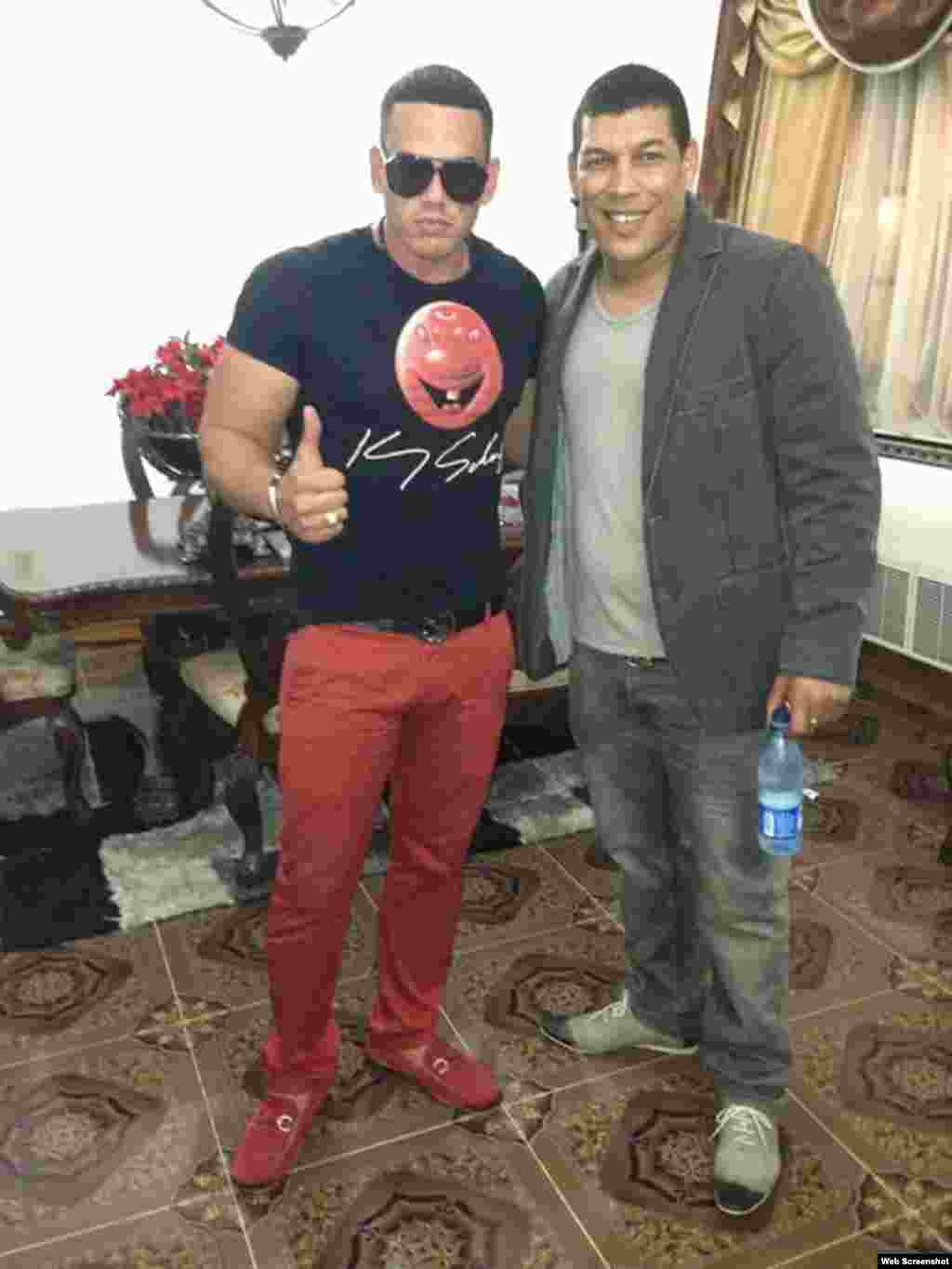 Gilberto Martínez  y el humorista Limay Blanco.