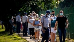 Cubanos expresan sus inquietudes sobre nueva medida del régimen con los dólares Cubanos expresan sus inquietudes sobre nueva medida del régimen con los dólares