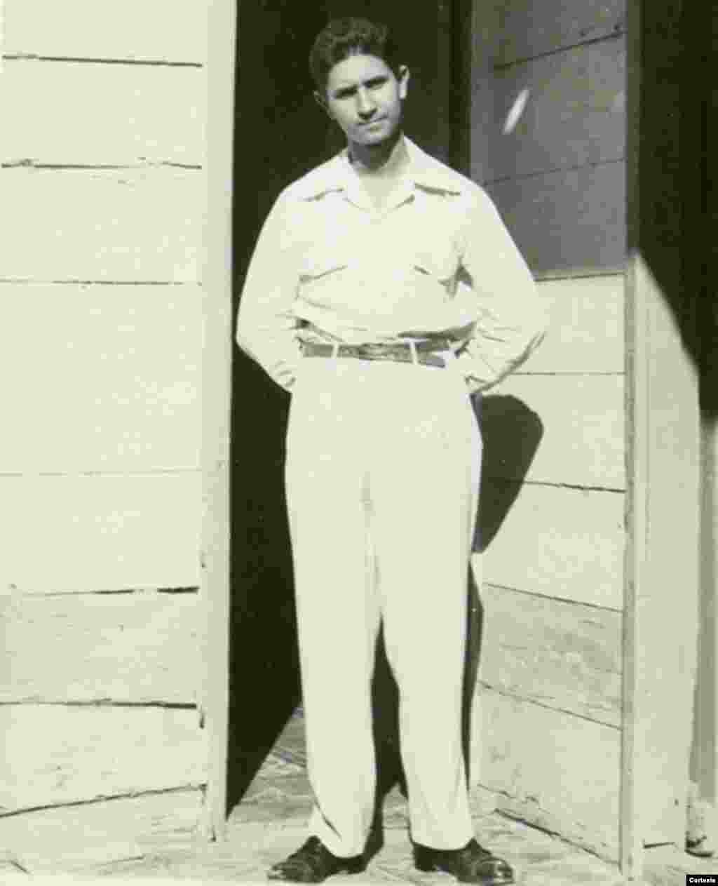 Ordenado sacerdote para la Diócesis de Matanzas el 5 de julio de 1959, Román fue expulsado a España por el régimen comunista de Fidel Castro junto a otros 130 religiosos el 17 de septiembre de 1961, a bordo del vapor Covandonga