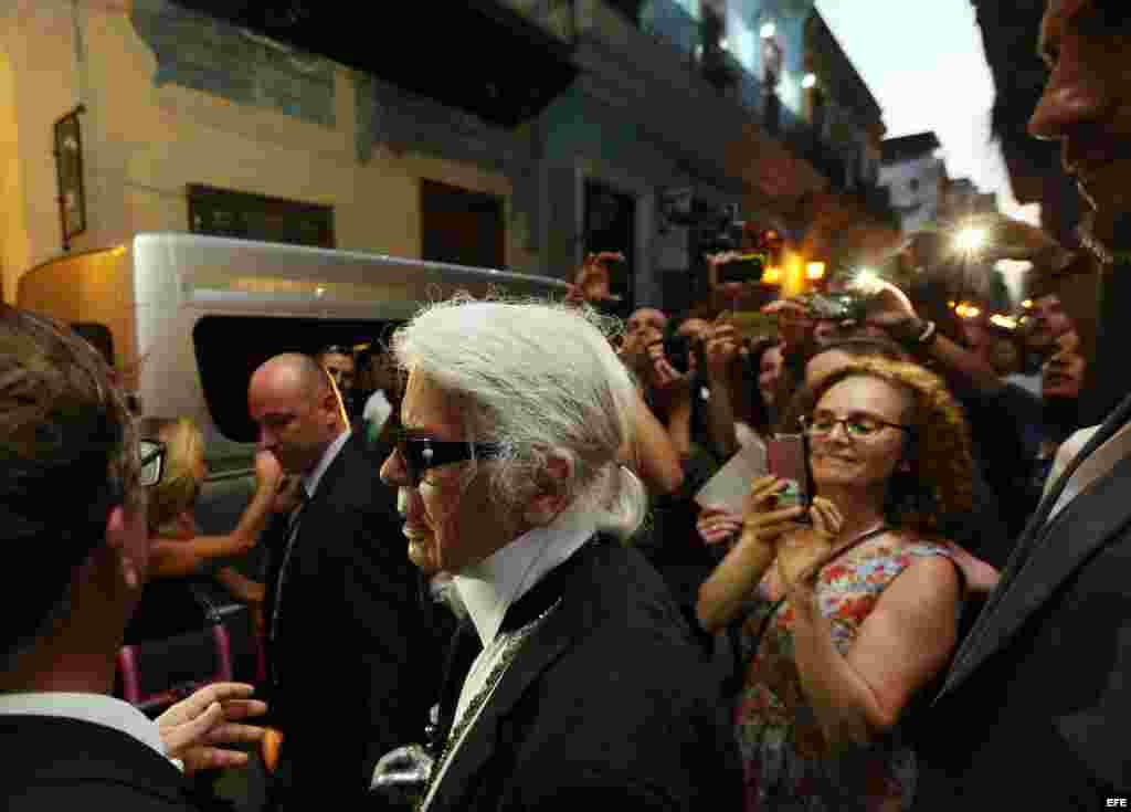 Karl Lagerfeld (c) en La Habna, Cuba.