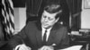 El presidente John Fitzgerald Kennedy firma una orden sobre Cuba en la Casa Blanca en octubre de 1962. AFP FILES 