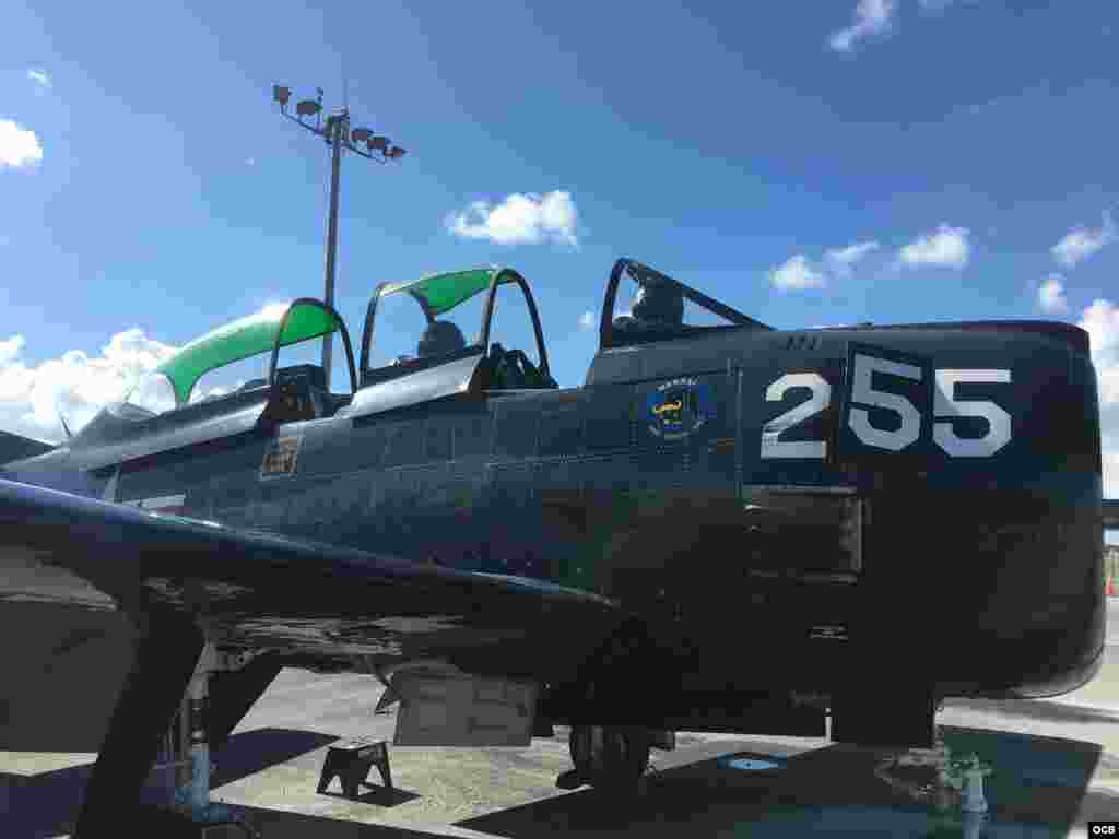 Avión T-28C