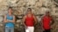 Tres jóvenes cubanos posan en una céntrica calle de La Habana (Cuba).