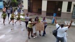 Varias Damas de Blanco llegaron a misa en distintas iglesias Varias Damas de Blanco llegaron a misa en distintas iglesias