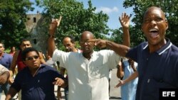 10/10/05- Varias decenas de simpatizantes del régimen cubano participan en un acto de repudio contra el líder del grupo disidente Arco Progresista, Manuel Cuesta Morúa (c), y miembros de la organización.