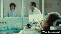 En el filme "Boleto al Paraíso" jóvenes cubanos tratan de contraer el VIH para escapar de la represión y las penurias.