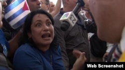 Susely Morfa González da declaraciones a Mario Vallejo, de Univision 23, durante la Cumbre de las Américas de 2015, en Ciudad de Panamá.