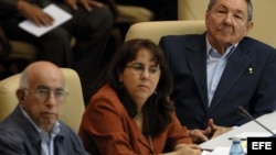 Raúl Castro junto a la entonces presidenta de la UJC, Liudmila Alamos y el vicepresidente cubano José Ramón Machado.