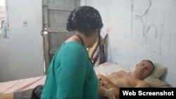 La doctora Nelva Ismarays Ortega atiende a su esposo, el líder de la UNPACU, José Daniel Ferrer.