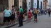 Habaneros hacen fila frente a un mercado para adquirir alimentos. ( YAMIL LAGE/AFP)