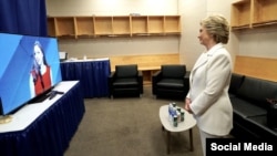 Hillary Clinton observa la presentación que hizo su hija Chelsea Clinton. Foto tomada de @HillaryClinton.