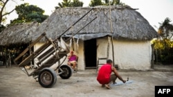 Un campesino trabaja frente a su bohío en el poblado de Jiguaní, en la provincia de Granma.