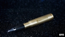 Fotografía cedida por el Ministerio de Educación de Colombia, del balígrafo (un bolígrafo construido con un proyectil) que entregó el presidente de Colombia, Juan Manuel Santos, al líder de las FARC Rodrigo Londoño Echeverri, alias "Timochenko", el 23 de