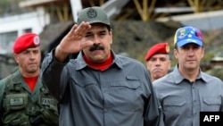 Maduro saluda durante un ejercicio militar en el Fuerte Tiuna.