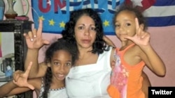 Aymara Nieto Muñoz junto a sus hijas.