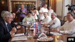 Foto Archivo. El ministro de Relaciones Exteriores de Cuba Bruno Rodríguez (d) conversa con su homologo de Chile Heraldo Muñoz (i).