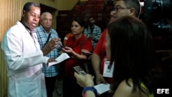Rueda de prensa del director de hospital cubano sobre supervivientes del accidente aéreo.