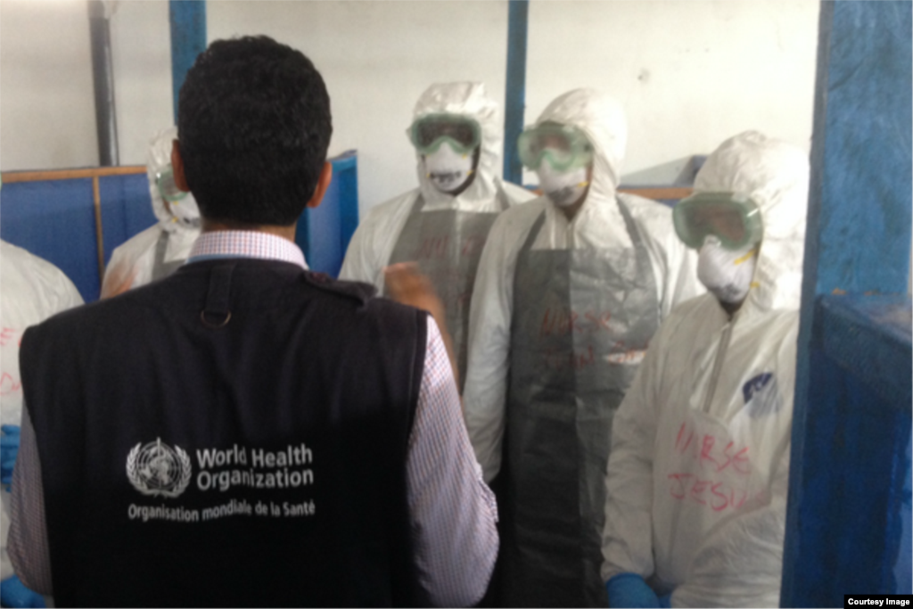 Personal de la Organización Mundial de la Salud entrenando a los médicos cubanos.