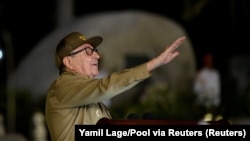 El general Raúl Castro en el cementerio de Santa Ifigenia en Santiago de Cuba.