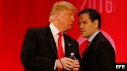 Los entonces aspirantes a la presidencia Marco Rubio (d) y Donald Trump en un debate en febrero de 2016.