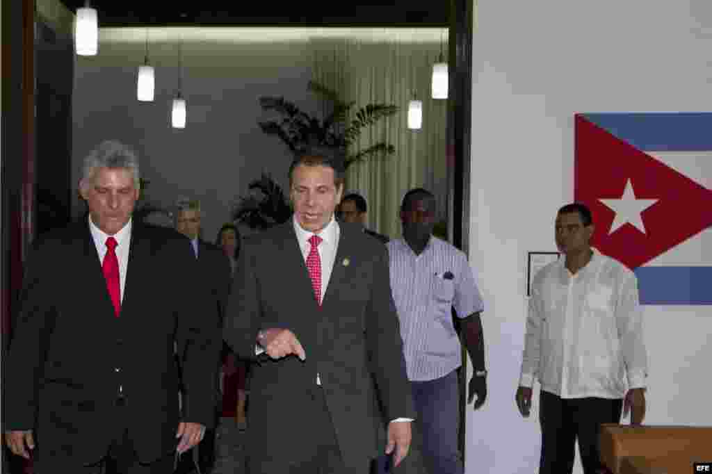El gobernador de Nueva York, Andrew Cuomo (c), es recibido por el primer vicepresidente cubano, Miguel Díaz-Canel (i).