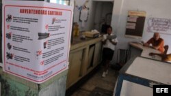 Cafetería en La Habana, Cuba, donde se puede ver un cartel alusivo al control sanitario tras los casos del cólera