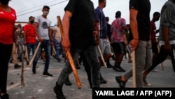 Jóvenes cubanos reclutados para reprimir a los manifestantes del 11J. Alertan que lo mismo podría suceder el 15N. (Yamil Lage/AFP)