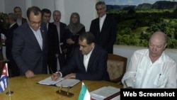 El ministro cubano de Comercio Exterior e Inversión Extranjera, Rodrigo Malmierca, y ministro iraní Hasán Qazizadeh Hashem firman acuerdos en La Habana.