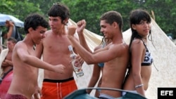 Jóvenes consumiendo alcohol en la playa, durante el Festival Rotilla.